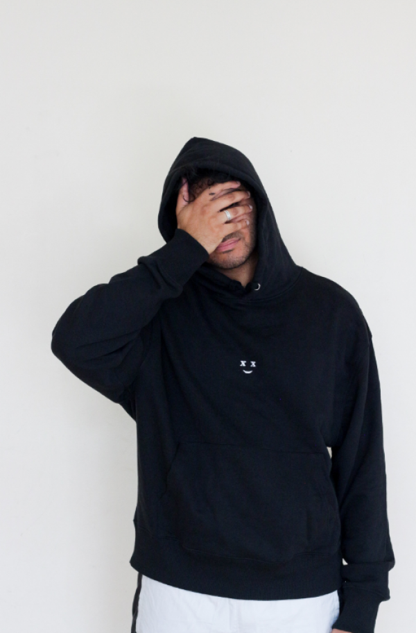 Hoodie dengan Warna Monokrom